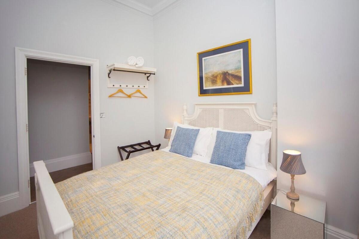 Stylish City Centre Apartment - Bath Bagian luar foto
