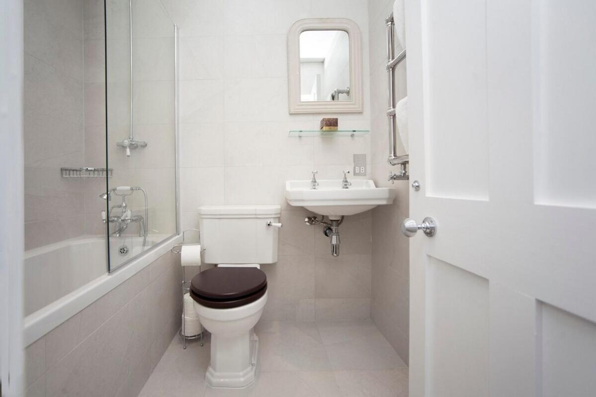 Stylish City Centre Apartment - Bath Bagian luar foto