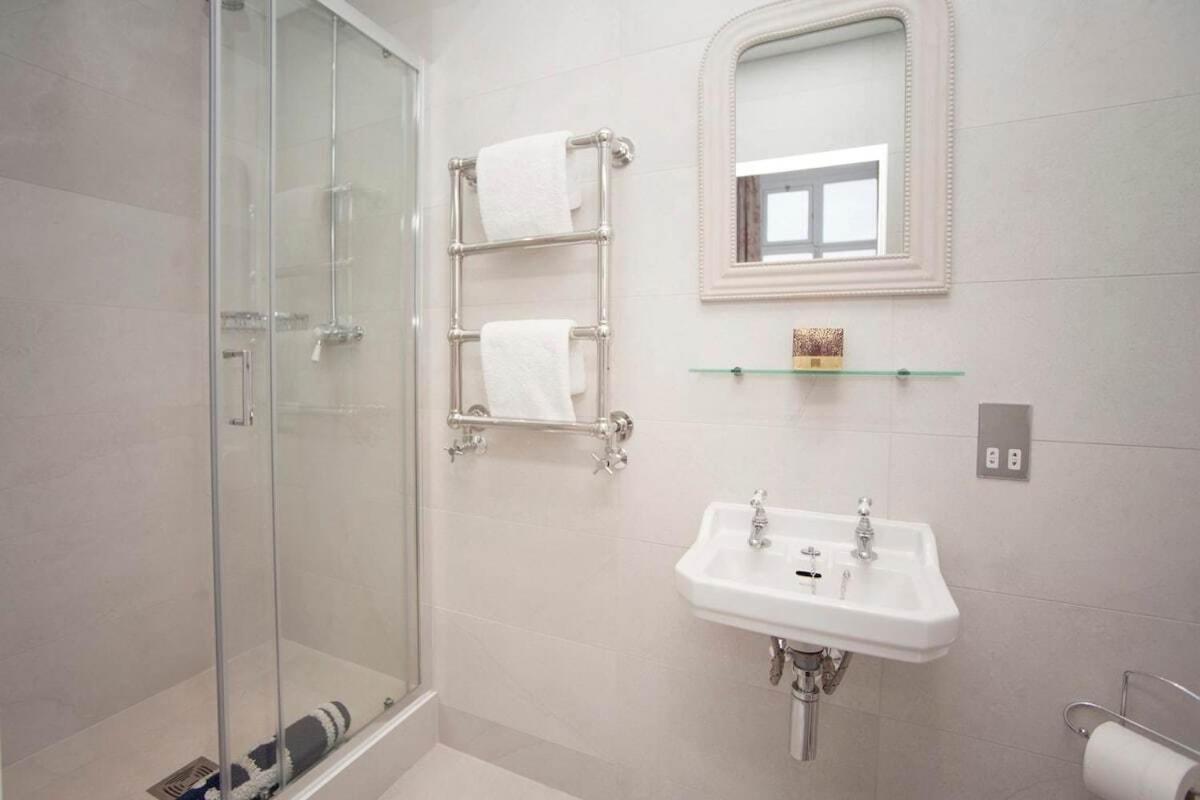 Stylish City Centre Apartment - Bath Bagian luar foto